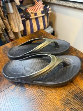 OOFOS Women's OOlala recovery sandals black champagne silver colorway Size 6